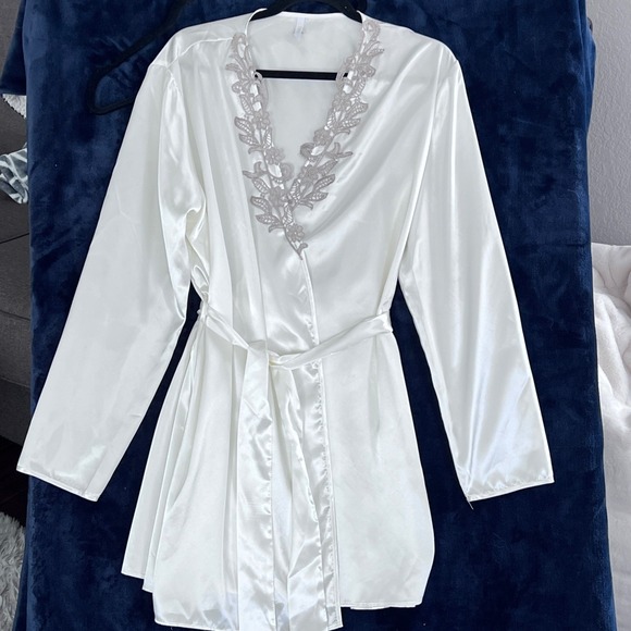 FLORA Other - Flora Ladies White Satin Robe with Lace Trim L/XL‎ Lingerie Sleepwear